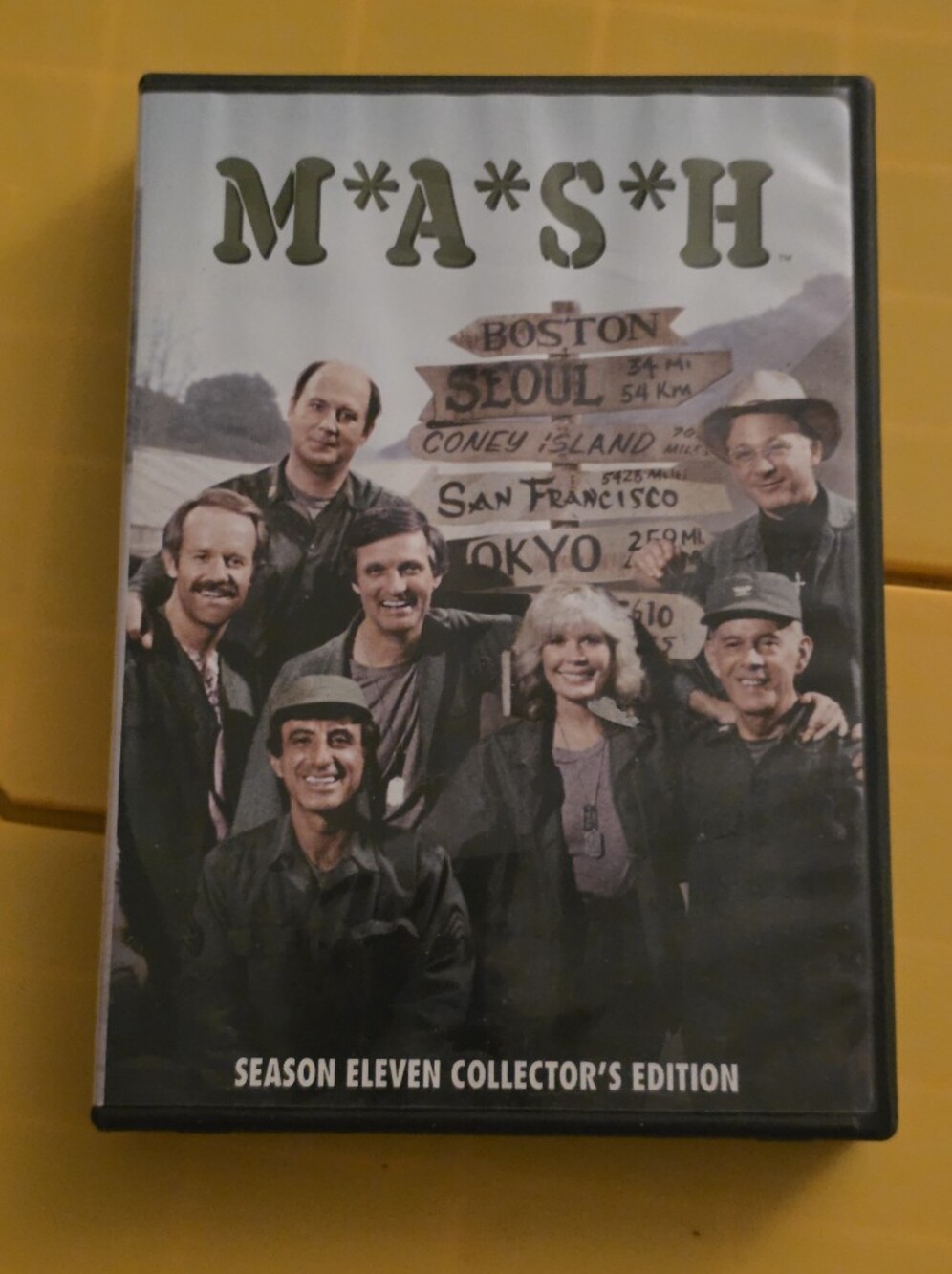 M.A.S.H. Season Eleven Collector's Edition - Green Jacket Cover